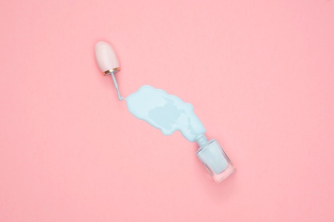 پاک کردن لاک از روی مبل