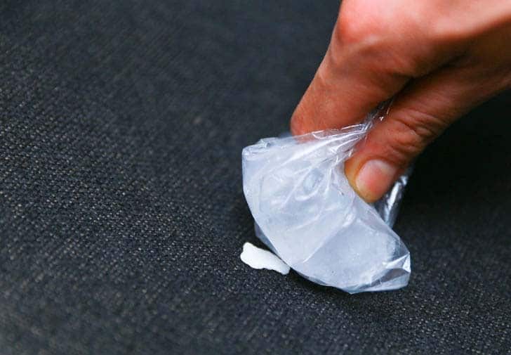 پاک کردن لکه آدامس از روی مبل