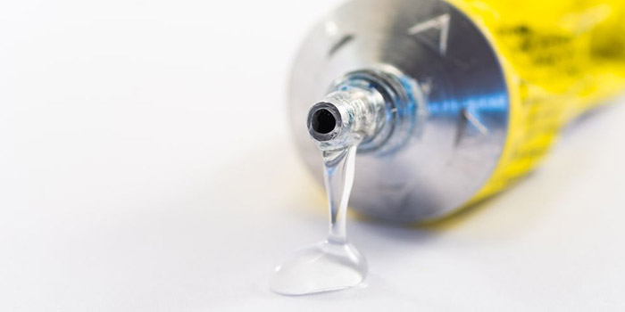 پاک کردن چسب از روی مبل - مبلشویی خوشنام