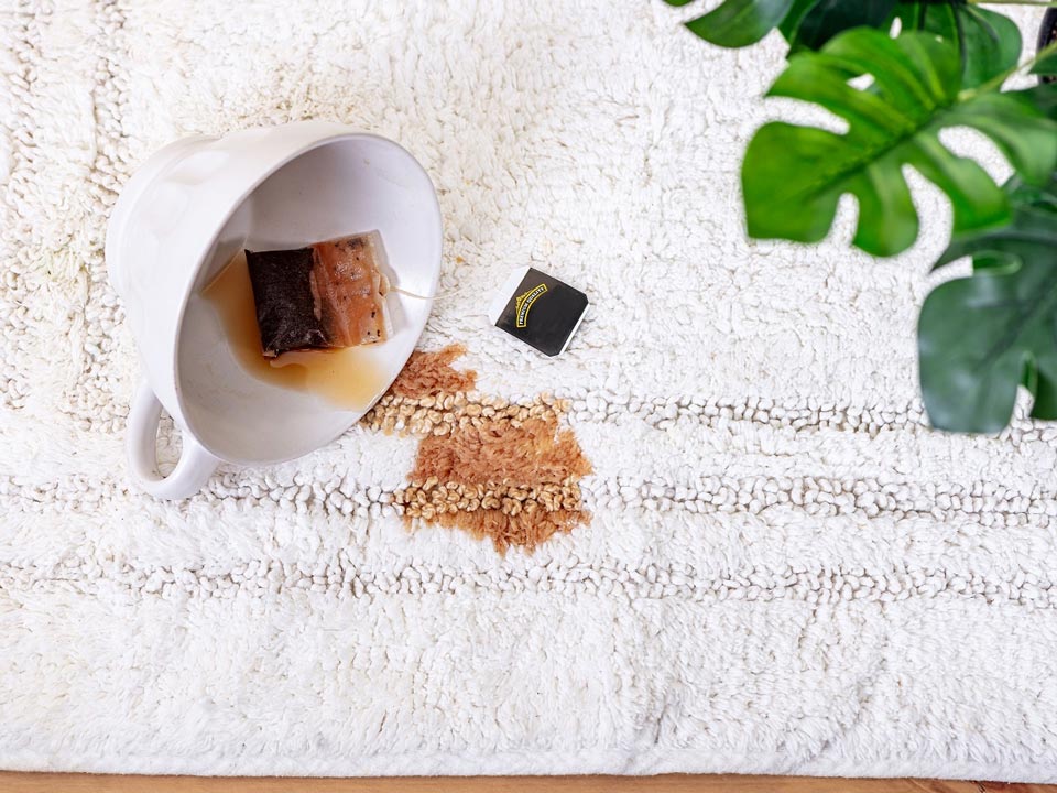 پاک کردن لکه چایی از روی فرش - مبلشویی کرج